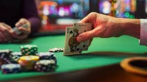 Tampilan meja French Roulette langsung dengan dealer profesional di studio mabosbet